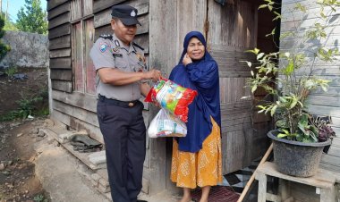 Polri Salurkan Zakat untuk Warga Dharmasraya, Bhabinkamtibmas Bagikan Sembako ke Lansia